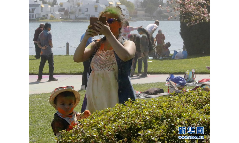 3月23日，在美国加州旧金山湾区的福斯特城，人们参加洒红节庆祝活动，迎接春天到来。 新华社发（董旭东摄）