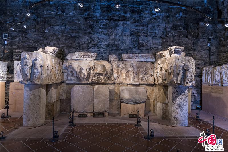 希拉波利斯考古博物馆位于古罗马浴场旧址。主要展出希拉波里斯古城考古发掘的各类艺术品，比如石棺、雕像、铭文等。1999年希拉波利斯被联合国教科文组织确定为世界文化遗产。（作者：刘杰）