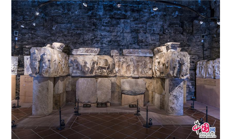 希拉波利斯考古博物馆位于古罗马浴场旧址。主要展出希拉波里斯古城考古发掘的各类艺术品，比如石棺、雕像、铭文等。1999年希拉波利斯被联合国教科文组织确定为世界文化遗产。（作者：刘杰）