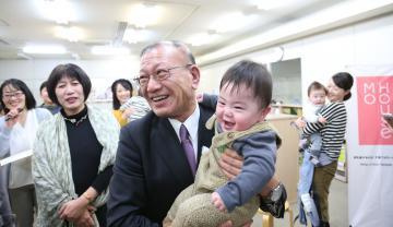 因少子化问题严重 日本政府鼓励带孩子上班