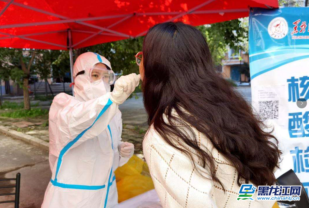 9月2日，黑龙江大学在校研究生和本科生正式返校，回到阔别已久的校园，见到许久不见的同学，学生们的脸上露出了笑容。据了解，9月2日至6日，黑龙江大学本科生和研究生按公寓楼分5个批次返校，2020级研究生新生和本科新生于9月15日至17日分3个批次入校报到，境外留学生未接到学校正式通知前，一律不返校。（记者 韩俏 摄影 赵春争）