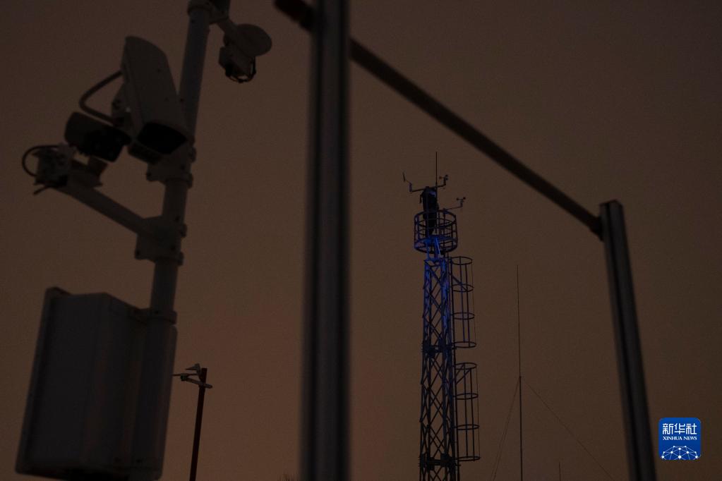 11月21日晚，在鸡西市气象局，工作人员在雪中巡查设备。

　　黑龙江省鸡西市气象局于11月22日03时50分将暴雪橙色预警信号升级为暴雪红色预警信号。为保障当地物资运输畅通、居民出行便利，鸡西市相关部门迅速组织除雪力量，一夜无眠的“逆行者”在暴雪中用自己的辛苦付出，保障城市有序运转和居民正常生活。

　　新华社记者 张涛 摄