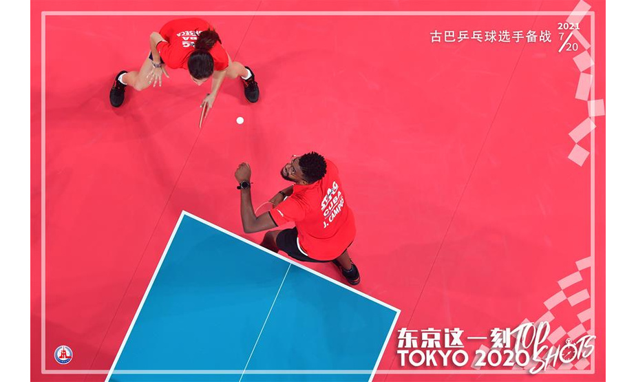 7月20日，古巴乒乓球选手在东京体育馆训练。 新华社记者 陈益宸 摄 制图：马平