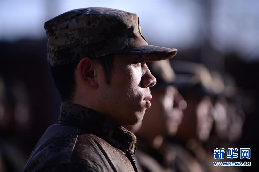 1月13日，中国国家乒乓球队队员许昕在训练中。当日，中国国家乒乓球队在北京某军事体育训练中心开始为期一周的军训。新华社发（侯昭康摄）