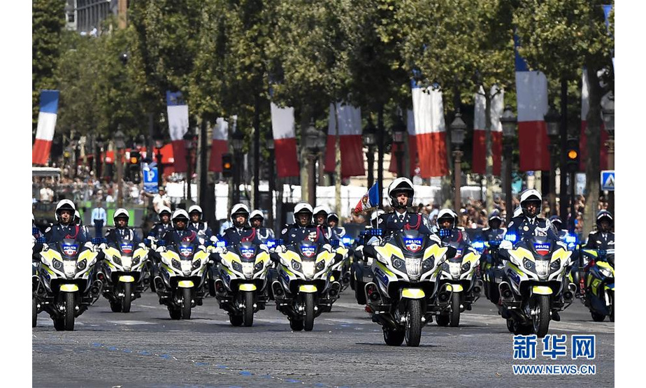 7月14日，在法国巴黎举行的国庆阅兵仪式上，摩托车护卫队驶过香榭丽舍大街。新华社记者陈益宸摄