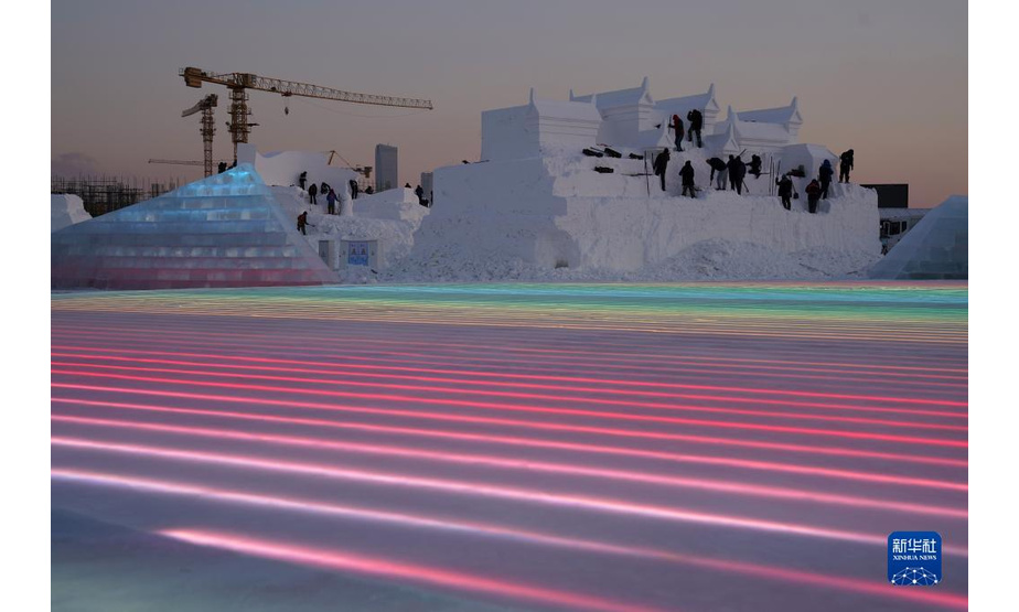 12月23日，工人在哈尔滨冰雪大世界园区施工。