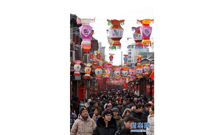 2月7日，游客在北京厂甸庙会上参观游玩。 春节是中华民族的传统佳节，天南地北的中国人，以不同的方式欢度自己的节日。