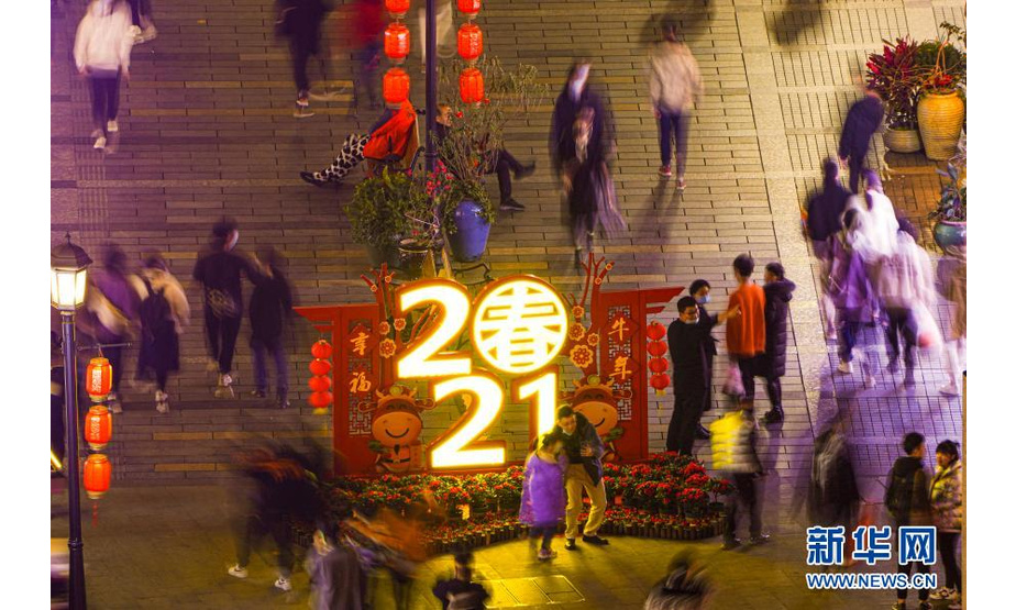 2月7日，市民在浙江省温州市鹿城区五马街赏灯。

　　春节将至，各地张灯结彩，年味渐浓。

　　新华社发（苏巧将 摄）