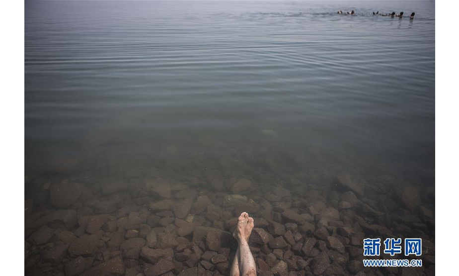 这是6月17日拍摄的伊朗乌鲁米耶湖。 近日，位于伊朗西北部的乌鲁米耶湖水位上升，吸引了众多游客前来游玩。 新华社发（艾哈迈德·哈拉比萨斯摄）6月17日，一名游客在伊朗乌鲁米耶湖中。 近日，位于伊朗西北部的乌鲁米耶湖水位上升，吸引了众多游客前来游玩。 新华社发（艾哈迈德·哈拉比萨斯摄）