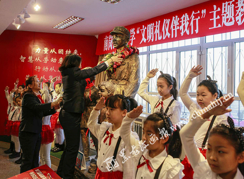 黑龙江画报3月5日讯  3月5日，哈尔滨市中小学迎来开学首日。3月5日同时也是雷锋纪念日，哈尔滨市“文明礼仪伴我行”主题教育活动在雷锋小学举行启动仪式。黑龙江画报记者 赵刚 摄