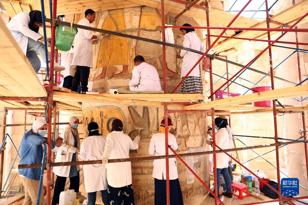 8月25日，工作人员在埃及卢克索的卡纳克神庙建筑群进行修复工作。

　　埃及对位于南部城市卢克索的卡纳克神庙等众多文物古迹开展修复保护工作。

　　新华社发（艾哈迈德·戈马摄）
