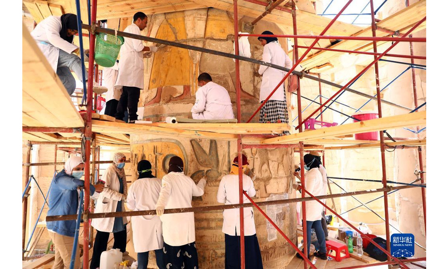 8月25日，工作人员在埃及卢克索的卡纳克神庙建筑群进行修复工作。

　　埃及对位于南部城市卢克索的卡纳克神庙等众多文物古迹开展修复保护工作。

　　新华社发（艾哈迈德·戈马摄）