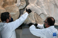 1月10日，在希腊雅典卫城博物馆，工作人员正在将一块原保存于意大利一家博物馆的雅典卫城帕特农神庙石雕碎片放回原位。<br/><br/>　　在意大利和希腊两国博物馆签署长期租借协议后，原保存在意大利一家博物馆的一块雅典卫城帕特农神庙石雕碎片10日在希腊雅典卫城博物馆展出。<br/><br/>　　新华社发（马里奥斯·罗洛斯摄）