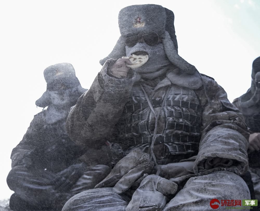 1月14日，西藏阿里军分区圣湖边防连巡逻分队，巡逻途中遭遇风吹雪天气，官兵们休息时吃干粮补充体力。