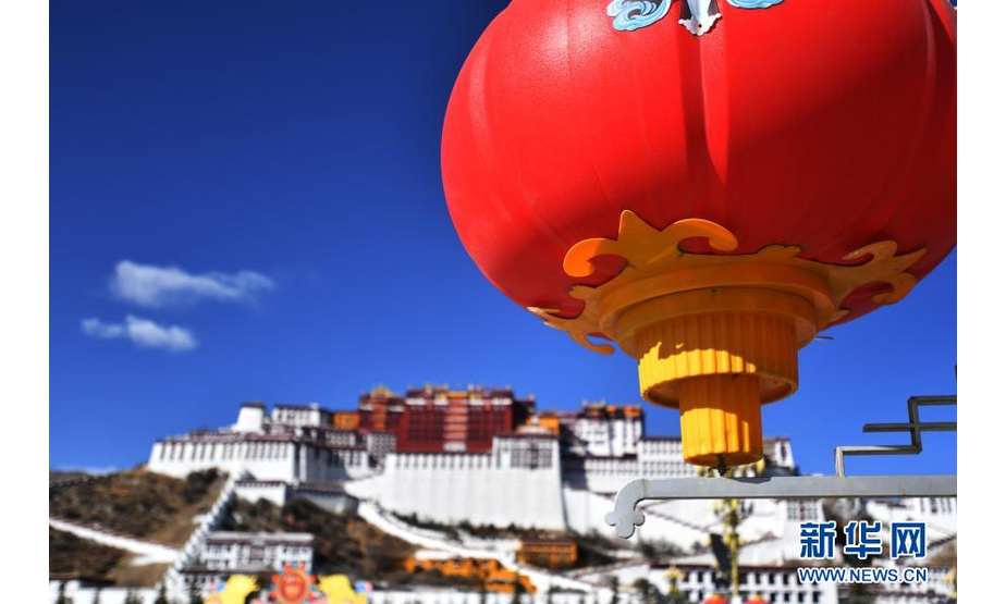 2月8日拍摄的布达拉宫前的大红灯笼。

　　2021年农历春节与藏历新年是同一天，拉萨大街小巷充满节日气氛，各族人民将共同迎接“双新年”。

　　新华社记者 觉果 摄