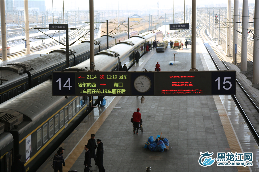 火车入站，等待上车的乘客。 石启立 摄