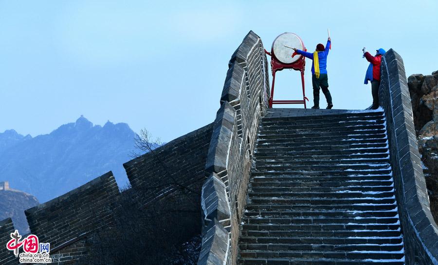 小金山顶鼓声雷雷，仿佛春天脚步阵阵。
