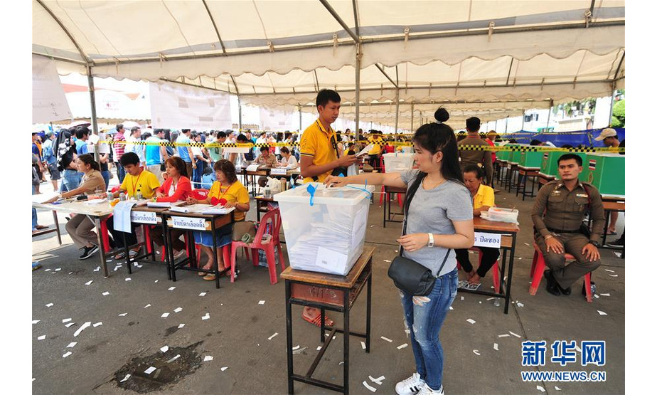 3月17日，泰国选民在沙没巴干府一处投票站投票。 当日，泰国大选举行提前投票日投票。泰国大选将于3月24日举行，由于工作或身在外地等原因，部分选民登记提前投票。 新华社发（拉亨 摄）