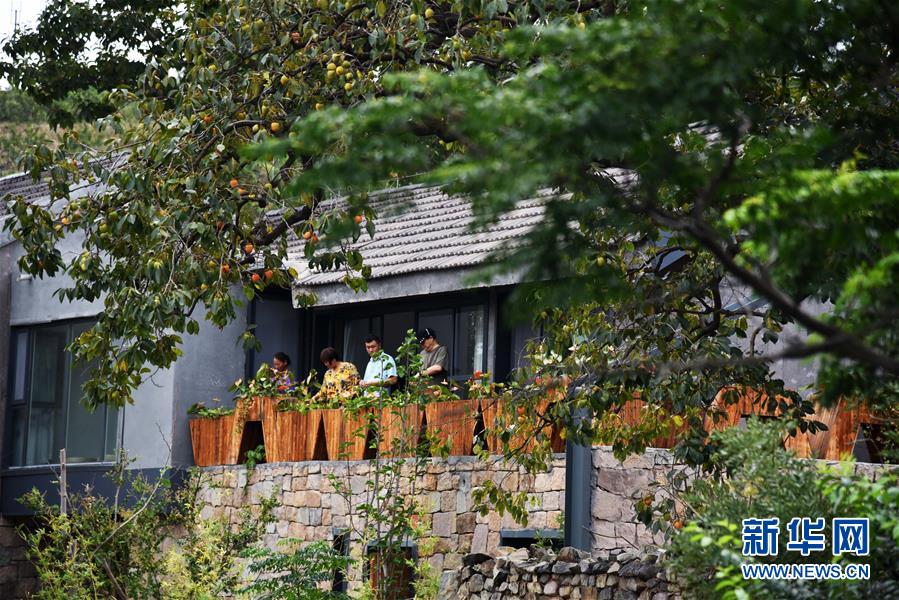 9月3日，游客在日照市五莲县叩官镇董家楼村的北山乡居民宿内体验。新华社记者王凯摄