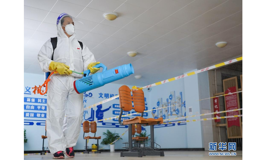 7月24日，在南京市江宁区龙西社区核酸检测点，消杀员黄凤蓉在对核酸检测点进行消杀。新华社记者 李博 摄