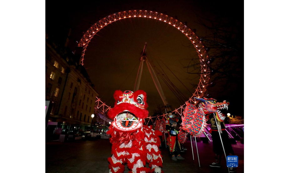1月28日，在英国伦敦，演员在亮起“中国红”的“伦敦眼”前表演舞狮。

　　28日晚，英国伦敦地标建筑、巨型摩天轮“伦敦眼”亮起红色灯光，迎接中国农历新年的到来。

　　新华社记者 李颖 摄