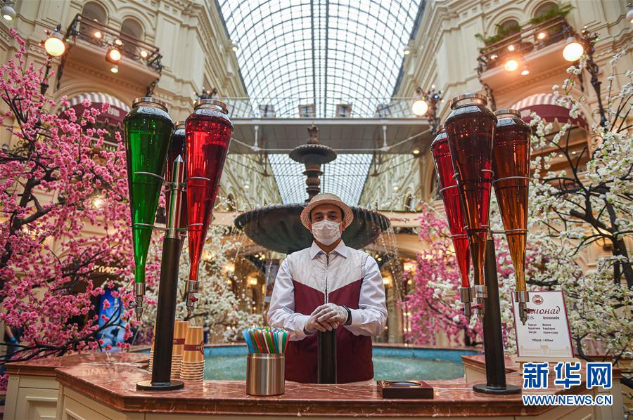 6月1日，在俄罗斯首都莫斯科，售货员在古姆百货商场工作。新华社发（叶甫盖尼·西尼岑摄）