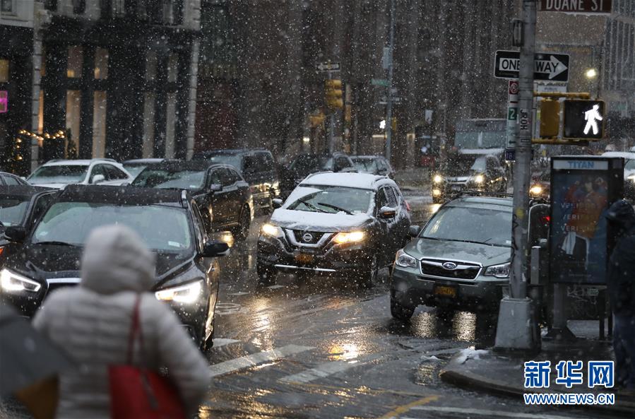 12月2日，车辆行驶在美国纽约街头。 当天，纽约遭遇雨雪天气，给人们出行带来不便。 新华社记者 王迎 摄