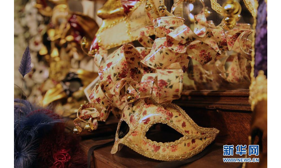 这是2月16日在意大利威尼斯面具工坊内拍摄的威尼斯面具。 一年一度的威尼斯狂欢节正在意大利北部水城威尼斯举行，大街小巷挤满了着华丽服饰、戴精美面具的狂欢者，人们尽情享受节日的欢乐气氛。面具是威尼斯狂欢节的最大特色，也最令游客感兴趣。 新华社发（黄万晴 摄）