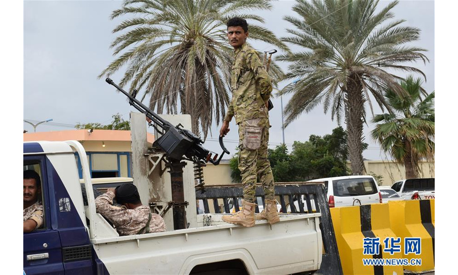 1月13日，在也门亚丁，一名南方过渡委员会武装部队人员站在车上。新华社发（穆拉德摄）