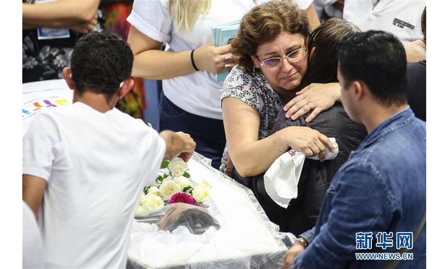 3月14日，在巴西圣保罗州苏扎诺市，人们参加集体葬礼悼念校园枪击案的遇难者。据巴西媒体报道，圣保罗州苏扎诺市劳尔·布拉西尔州立中学13日上午发生一起枪击案，造成包括枪手在内的10人死亡，另有至少17人受伤。 新华社发（拉赫尔·帕特拉索摄）