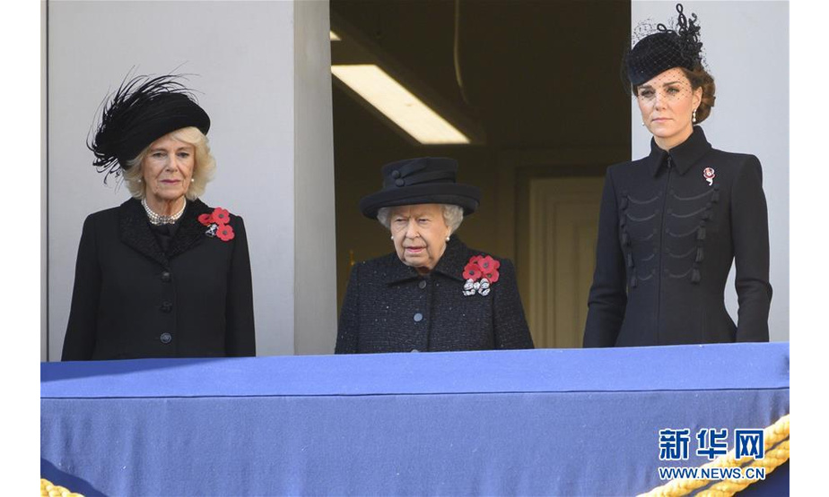 11月10日，在英国伦敦，英国女王伊丽莎白二世（中）、英国王储查尔斯的夫人卡米拉（左）与凯特王妃出席国家停战纪念日活动。新华社发（雷伊·唐摄）