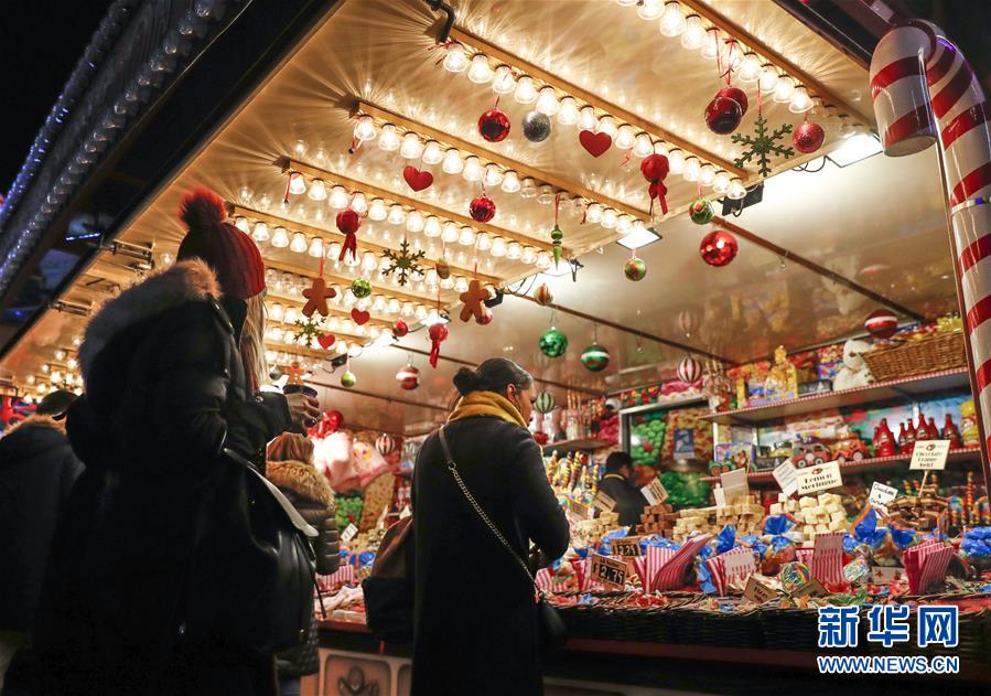 12月1日，在英国伦敦，人们在“冬日仙境”圣诞市场挑选食品。 位于英国伦敦海德公园的2019“冬日仙境”圣诞市场近日开幕，各种小吃、工艺品、游乐设施吸引了众多游客。圣诞市场将持续至2020年1月5日。 新华社记者 韩岩 摄