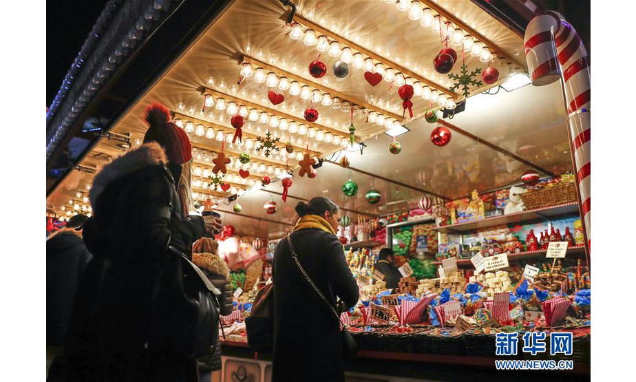 12月1日，在英国伦敦，人们在“冬日仙境”圣诞市场挑选食品。 位于英国伦敦海德公园的2019“冬日仙境”圣诞市场近日开幕，各种小吃、工艺品、游乐设施吸引了众多游客。圣诞市场将持续至2020年1月5日。 新华社记者 韩岩 摄