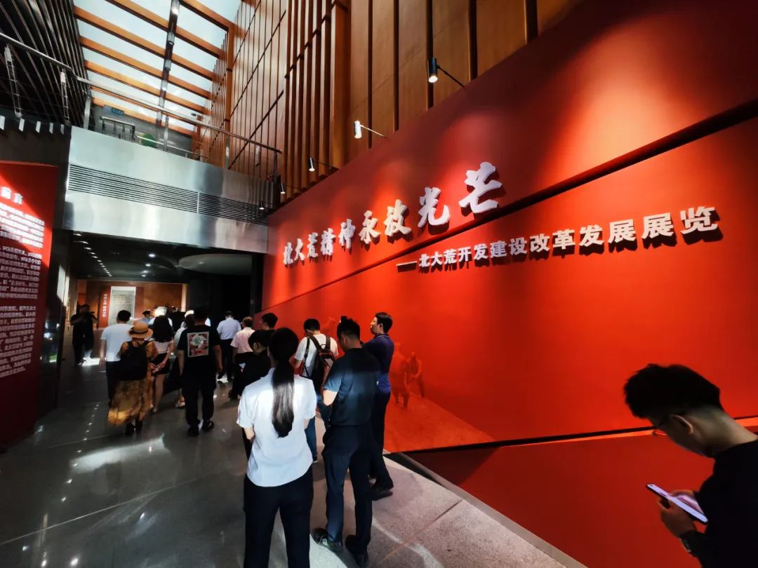 "网络名人黑龙江行"走进北大荒博物馆 - 黑龙江网