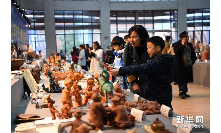 12月1日，一对母子在陶艺技能大赛现场参观参赛作品。 新华社记者唐奕摄 