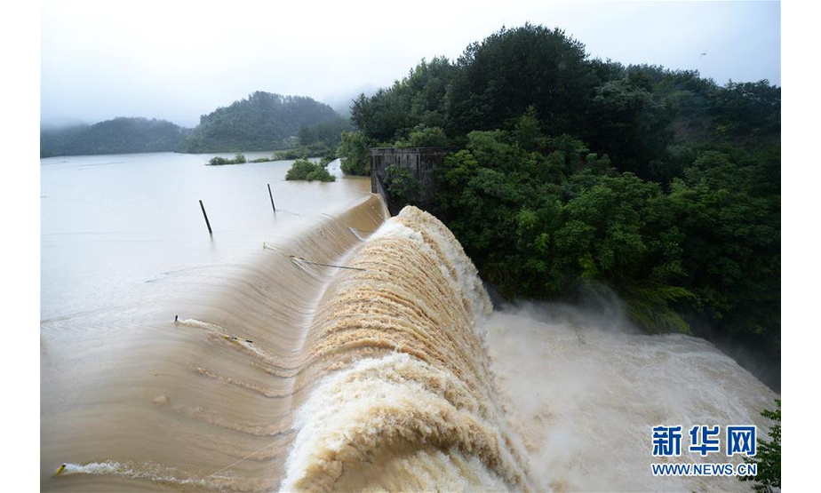 这是7月6日拍摄的澧县太青水库溢洪道。 近日，湖南省常德市澧县出现强降雨天气，造成部分地区农田被淹。 新华社发（陈振海 摄）