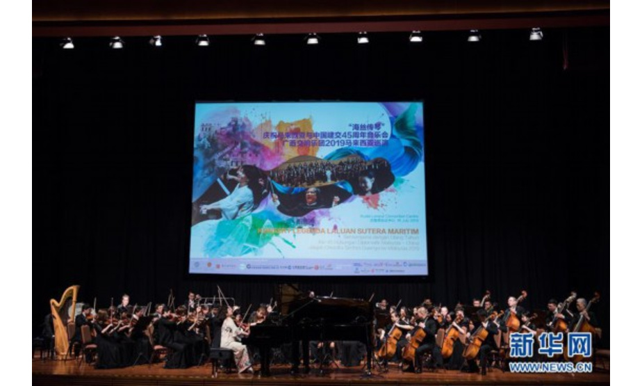 7月16日，在马来西亚吉隆坡，马来西亚华人钢琴家克劳迪娅·杨（前）与广西交响乐团在音乐会上表演。 “海丝传琴”庆祝马中建交45周年音乐会16日晚在马来西亚首都吉隆坡上演，来自中国和马来西亚的音乐家们共同呈现了一场中西合璧的交响盛宴。 新华社记者 朱炜 摄