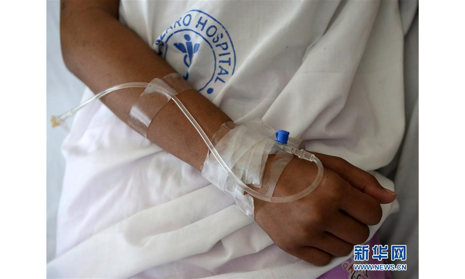 7月16日，在菲律宾首都马尼拉的一家医院，病人在登革热病房休息。 菲律宾卫生部15日公布的数据显示，今年以来菲律宾登革热病例激增。据当地媒体报道，今年该国至少有450人因感染登革热死亡。 新华社发（鲁埃勒·乌马利摄）