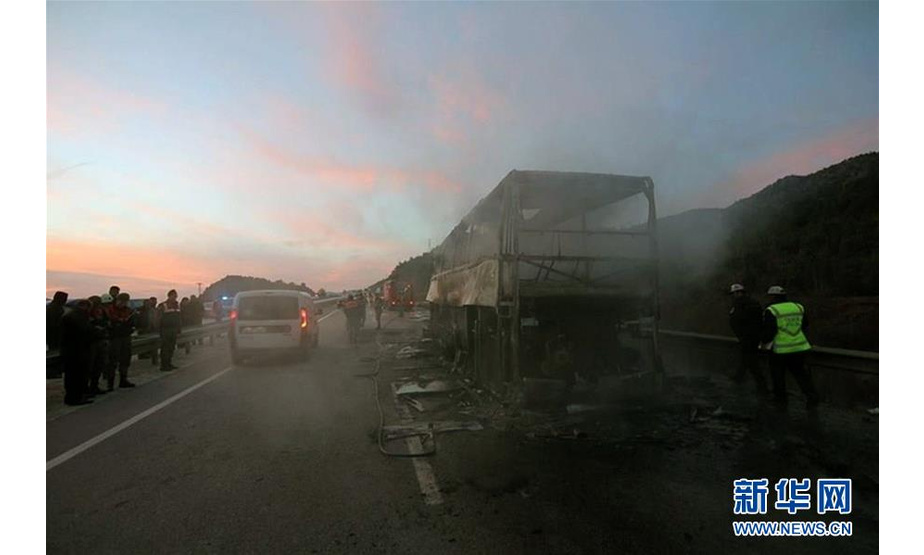 这是3月13日在土耳其乔鲁姆省拍摄的被烧毁的大巴车。土耳其乔鲁姆省13日早晨发生一起严重交通事故。一辆大巴车与卡车追尾，至少造成13人死亡、20人受伤。 新华社发