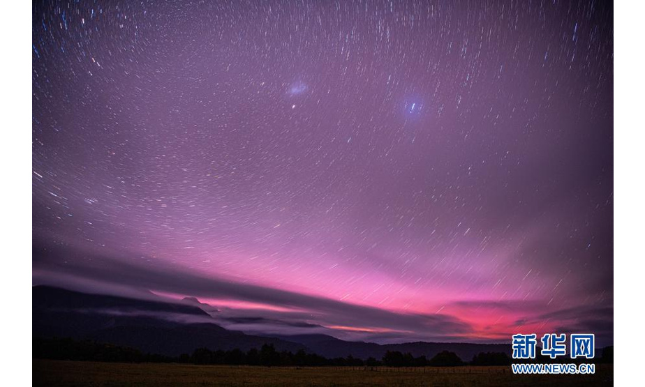 这是2月8日凌晨在新西兰南岛福克斯冰川小镇拍摄的极光（长时间曝光照片）。

　　新西兰南岛靠近南极，是全球知名的极光观测地。

　　新华社发（杨柳 摄）