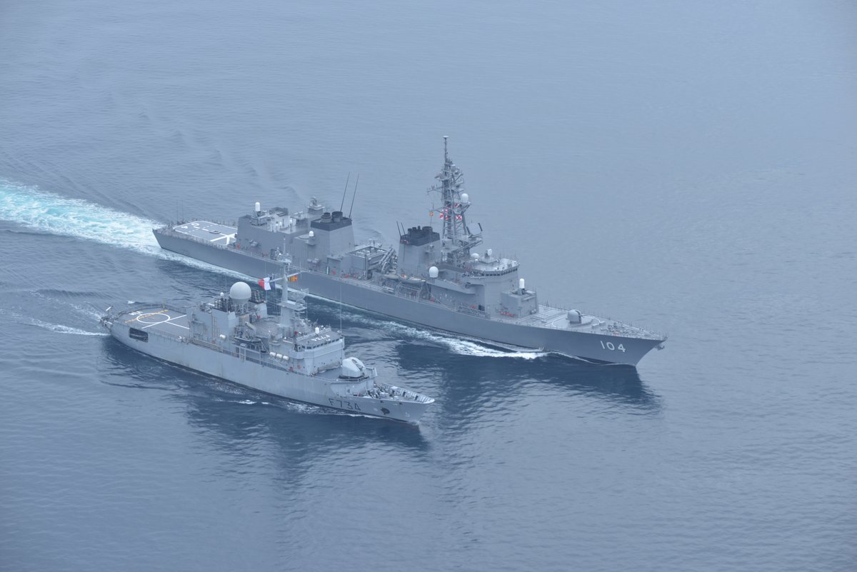 日前，日本海上自卫队和法国海军的护卫舰在日本九州地区西部地区进行联合训练。日本派出DD-104雾雨号驱逐舰，而法国海军啧派出一艘范德米埃尔号护卫舰。在日本巨大的驱逐舰前，法国的护卫舰仿佛袖珍玩具。