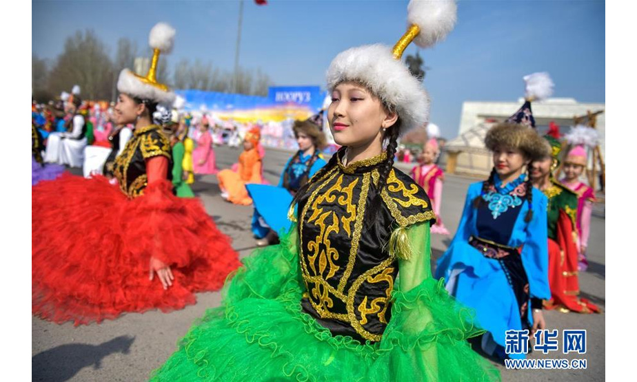 3月21日，在吉尔吉斯斯坦比什凯克，人们参加纳乌鲁斯节庆祝活动。 吉尔吉斯斯坦21日在首都比什凯克举行活动庆祝纳乌鲁斯节。纳乌鲁斯节是中亚国家最重要的传统节日之一，标志着春天的到来和新的一年开始。2009年，纳乌鲁斯节被列入联合国教科文组织非物质文化遗产。 新华社发（比什凯克市政府新闻办供图）