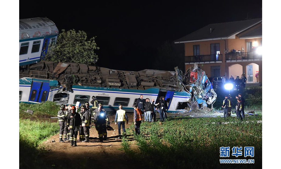 5月24日，在意大利西北部皮埃蒙特地区，救援人员在事故现场工作。据意大利消防部门24日公布的信息，23日晚发生在意大利西北部皮埃蒙特地区的火车与货车相撞事故，至少造成2人死亡、23人受伤。新华社发