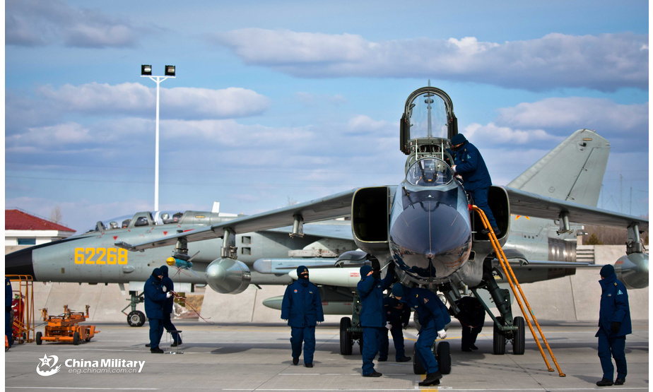北部战区空军对歼轰-7战斗机进行例行维护，这些战机参加了在内蒙古呼伦贝尔草原进行的一次飞行训练。