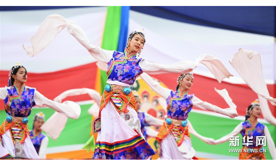 8月13日，演员在赛马节开幕式上表演舞蹈。 当日，第十二届格萨尔赛马节在甘肃省甘南藏族自治州玛曲县拉开帷幕。本届赛马节为期6天，共有来自西藏、青海、内蒙古、四川、甘肃等省区的52支队伍900多匹赛马参加速度赛和耐力赛等项目的比赛，期间还将举办草原音乐节、马术表演、民间弹唱等活动。 新华社记者 陈斌 摄

