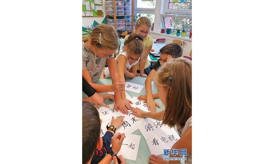 在匈牙利首都布达佩斯，匈中双语学校的学生在课堂上复习汉语生词（资料照片，2018年9月21日摄）。 位于匈牙利首都布达佩斯第15区的匈中双语学校是中东欧唯一同时使用当地语言和中文教学的全日制公立学校。从以中国学生为主到匈牙利学生占绝大多数，匈中双语学校创立十五年来的学生结构变化，显示出中文和中国在匈牙利日益受到重视。 新华社发（匈中双语学校供图）