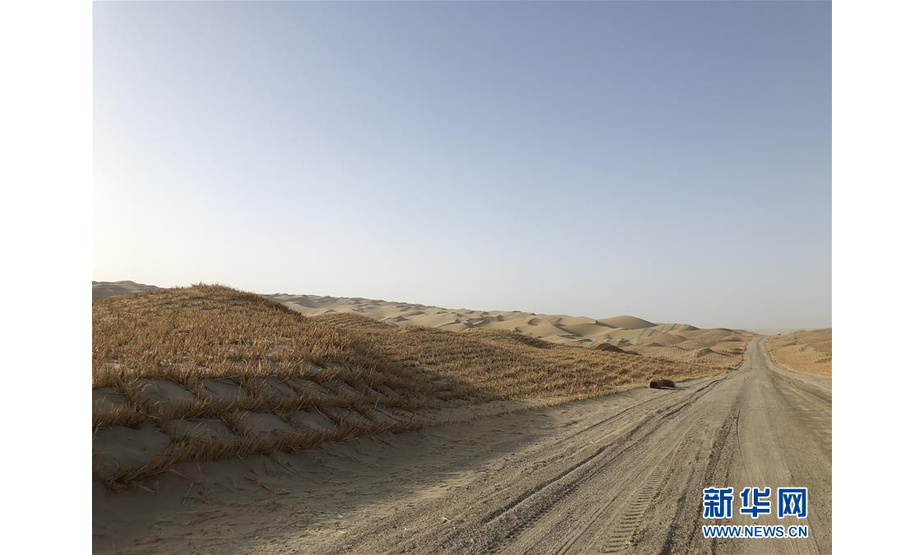 这是9月24日拍摄的新疆尉犁至且末公路。新华社记者 李志浩 摄