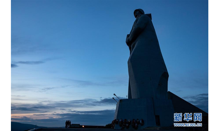 这是9月12日在俄罗斯摩尔曼斯克拍摄的“阿廖沙”雕像。“阿廖沙”雕像位于俄罗斯西北角的摩尔曼斯克州，是为纪念二战时期北极守卫者所建。新华社记者 白雪骐 摄