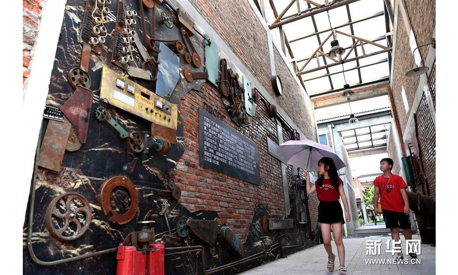 8月4日，人们在合肥长江180艺术街区参观。新华社发（解琛 摄）