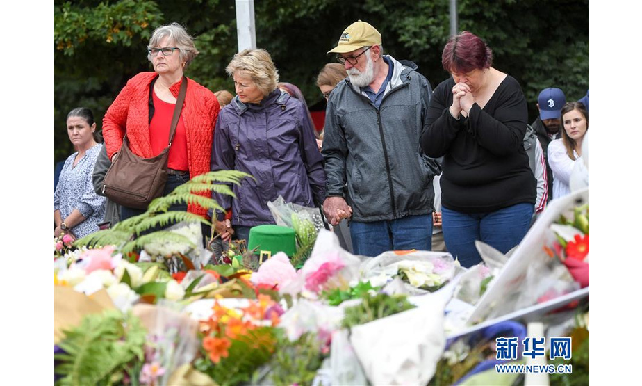 3月17日，在新西兰克赖斯特彻奇，人们在枪击案现场附近悼念遇难者。 新西兰警察总署17日宣布，由于新发现一名遇难者，目前新西兰克赖斯特彻奇市枪击案已致50死50伤。 新华社记者郭磊摄